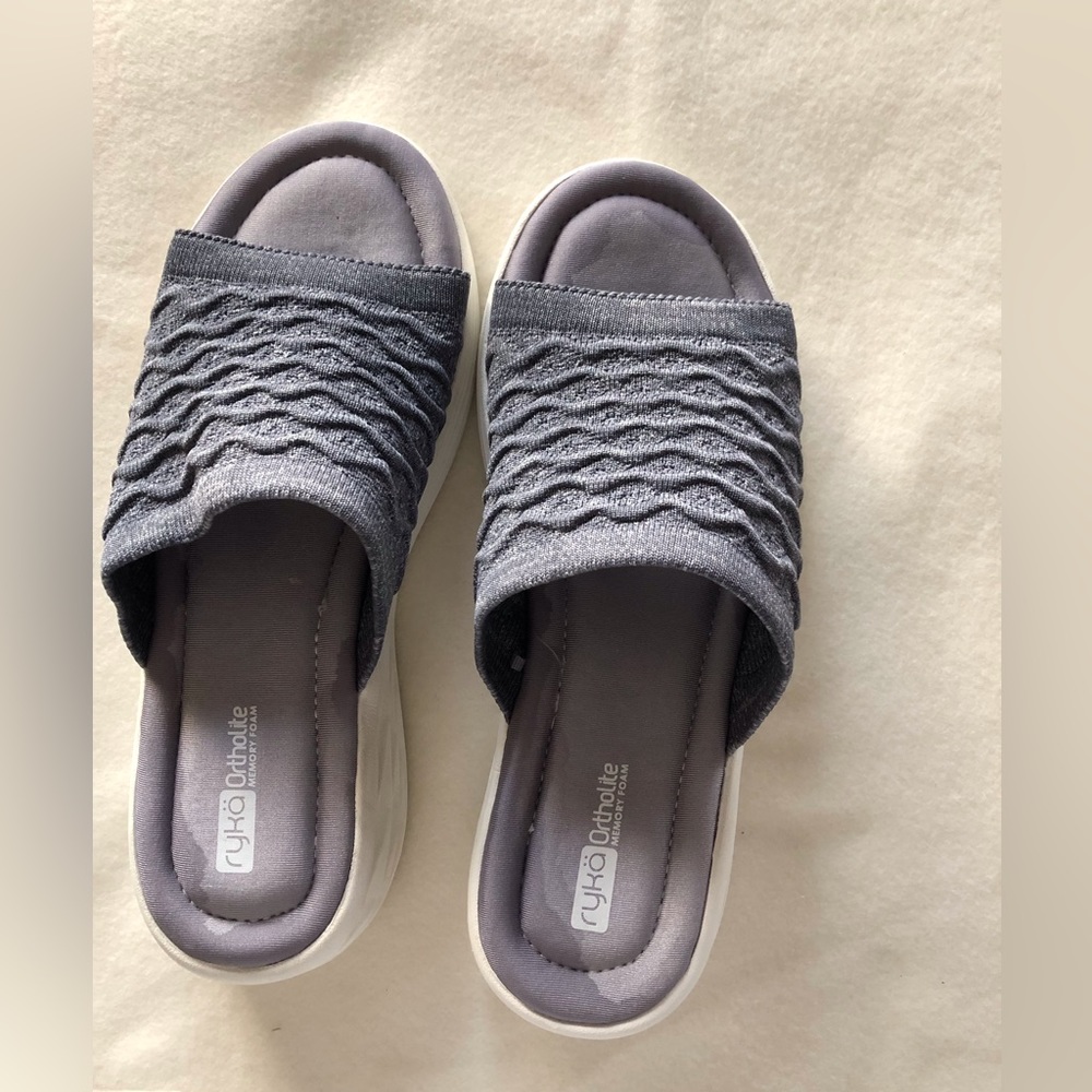 Casual slide sandal by Ryka